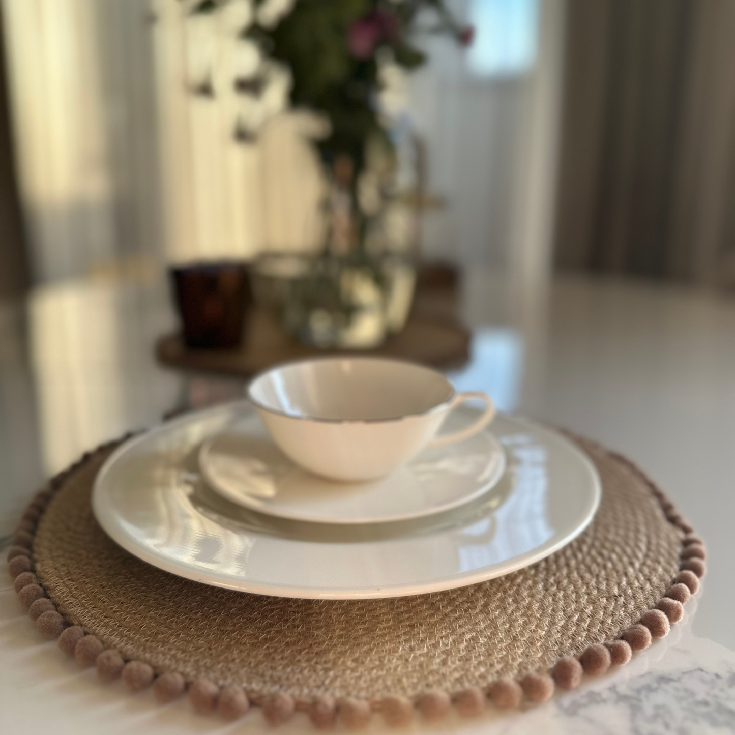 Stalo padėkliukas su rudais burbuliukais