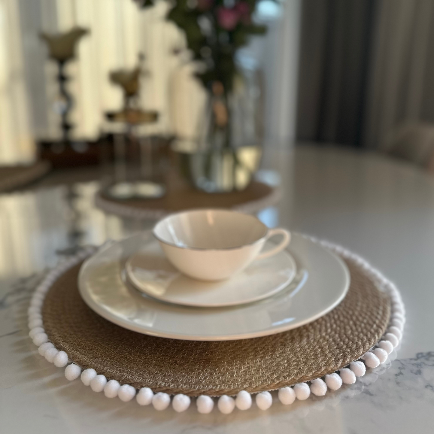 Stalo padėkliukas su baltais burbuliukais